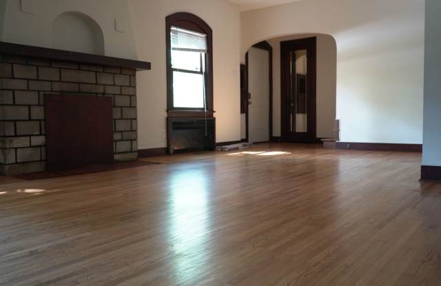706 N. Washington Gallery 4