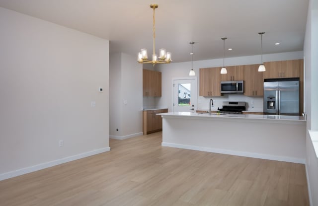 Stunning 4 bed, 3 bath - Corner Lot Gallery 3