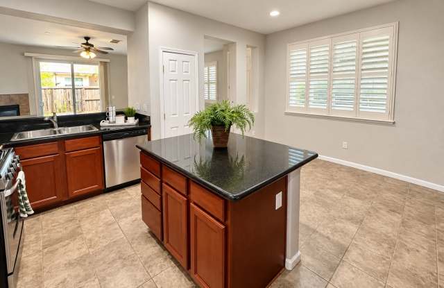 Spacious Townhouse with Backyard for Rent in Great Lincoln Location Gallery 4