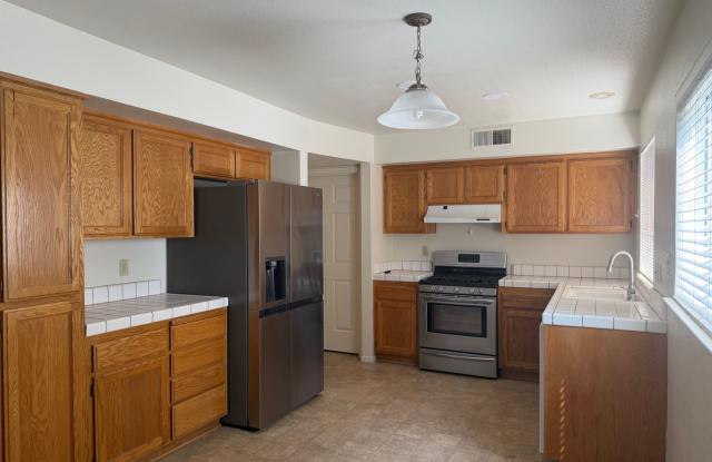 Bright & Spacious 3 Bedroom Home with Vaulted Ceilings, New Carpet & Private Backyard in Antelope! Gallery 4