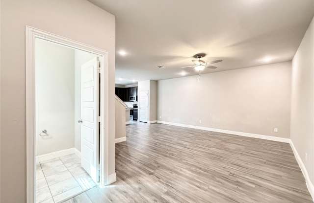 4925-4927 Sanger Circle Drive Gallery 3