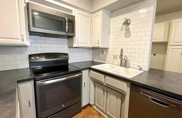 1432 South Stoneridge Manor Gallery 2