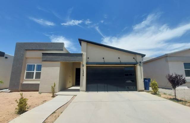 Beautiful 4 bedroom 2.5 bathroom home! READY NOW photos photos