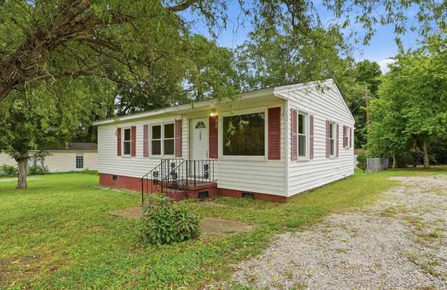 Quaint 3 bed 1 bath home in charming Decatur! $1,250/month! Gallery 3