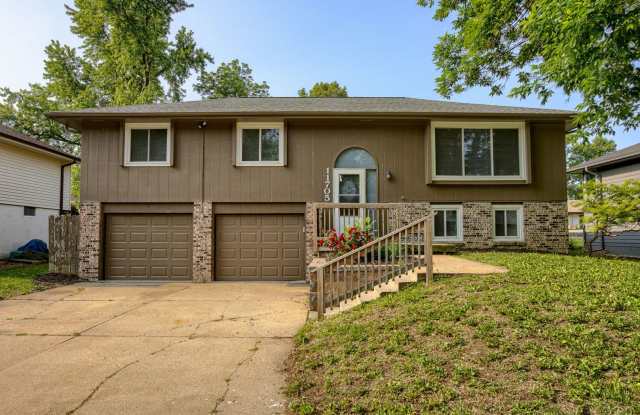 Spacious Split Entry with 2-Car Garage & Finished Basement!! photos photos