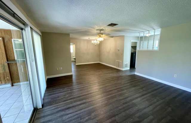 Sarasota Three Bed, Two Bath, 2-car Garage Single Family w/Fenced Yard For Rent Gallery 4