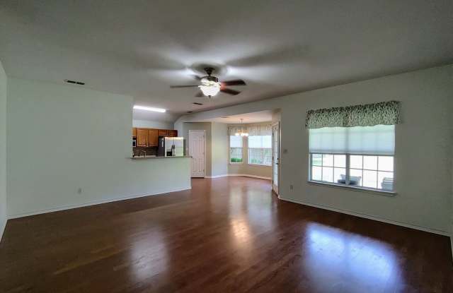 Beautiful 3 bedroom home ready for move in - 109 Crescent Drive, Kerrville, TX 78028