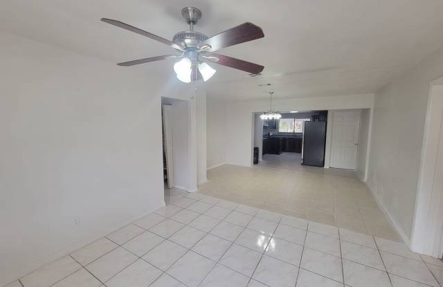 Spacious Tampa Home Gallery 3