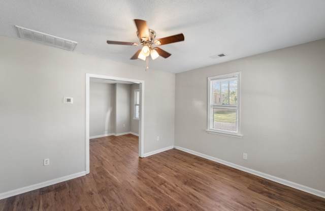 Bright & Stylish 3-Bedroom Home Near Downtown Savannah | 2 Weeks Free Rent Gallery 4