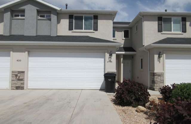 **Move-In Discount**3 bed -2.5 bath - Newer townhome in the heart of Cedar City! photos photos