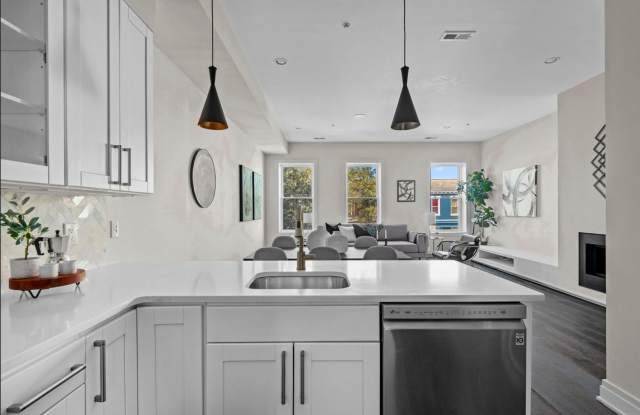 Beautiful 2 bed 2 bath plus den- Parking!!! Pets Welcome!!! photos photos
