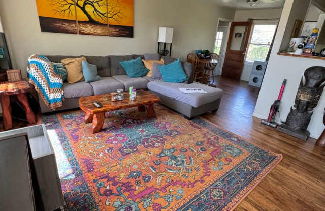 3 bedroom/2 bathroom house near KU Gallery 3