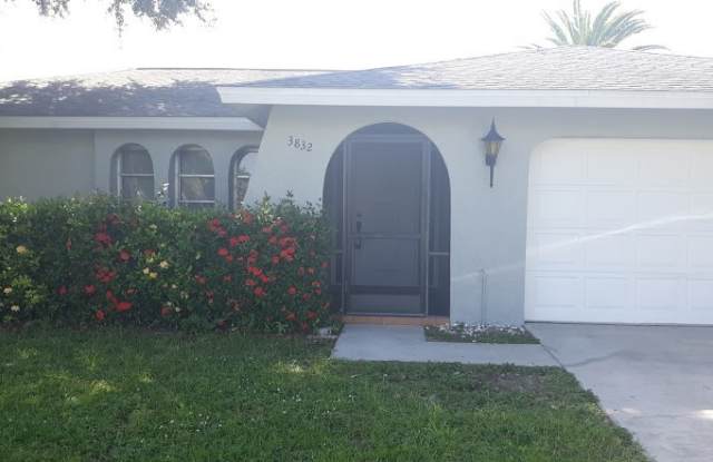 Freshly painted interior and new carpets spacious home off Country Club Blvd photos photos