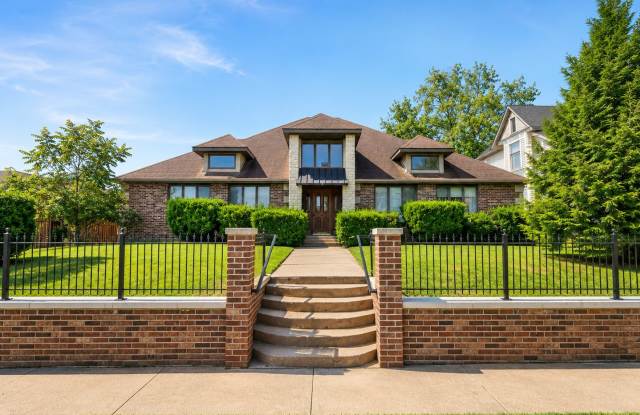 2 Bedroom | 1 Bath | Court Yard| Downtown | Close to MSU, Drury and Nightlife | Small Pets Welcomed photos photos