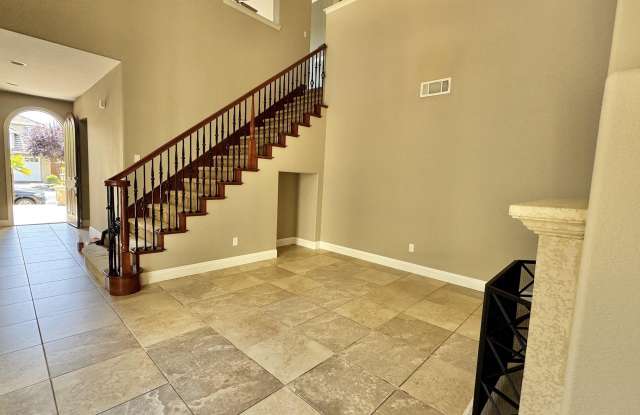 2458 Marsanne St Gallery 4