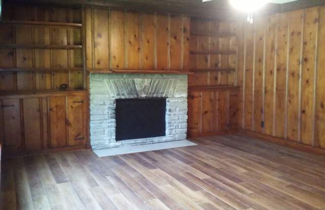 Cute log house in the woods off Charlotte Pike with EV charging! Gallery 3