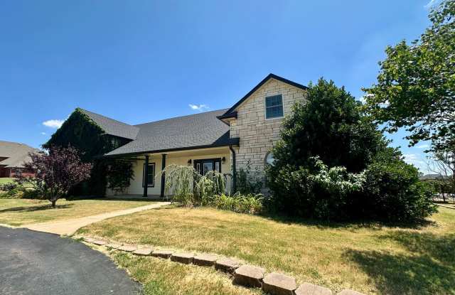 Large 5 Bedroom Home with In-ground Pool, Storm Cellar and Workshop photos photos