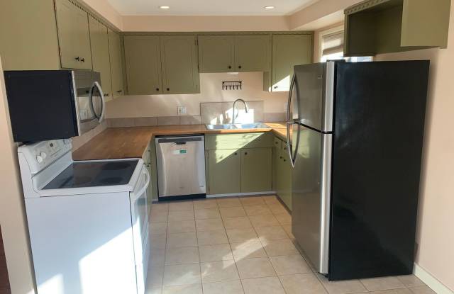 $1,700 - Private, Two Bedrooms, One Bathroom Duplex Available for Lease Now! Gallery 3