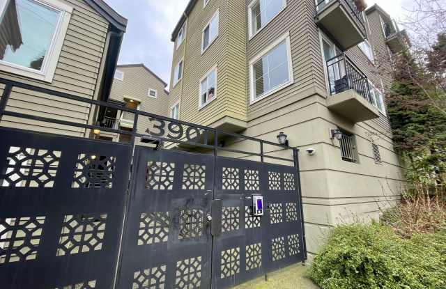 Remodeled 3-Bedroom Penthouse Condo with Views! photos photos