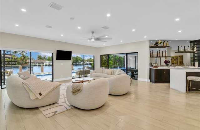 319 S Riverside Dr photos photos