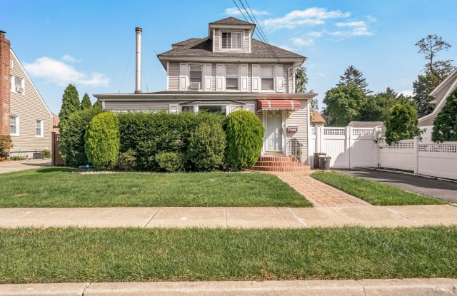 117 WALNUT ST - 117 Walnut Street, West Hempstead, NY 11552