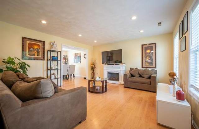 4BR/3.5BA Home in Up Town Christiansburg Gallery 4