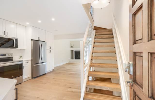 Beautifully Remodeled 3-Bed, 2-Bath Townhouse in Central Boulder Gallery 4