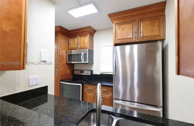 909 Twin Lakes Dr Gallery 2