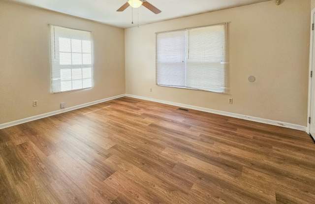 Knoxville 37921 - 3 bedroom, 2 bath Duplex - Contact Ryan Fogarty 865-333-4840 Gallery 3