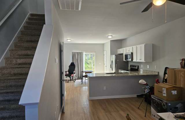 Beautiful unfurnished End unit - 2 bedroom 2.5 bath Townhouse - Holly Ridge Gallery 3