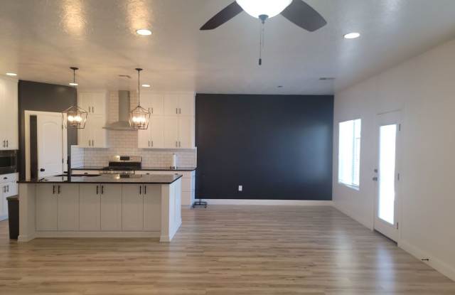 4 Bedroom St. George Home with Bonus Room. Pet Friendly! - 5836 Desert Crest Drive, St. George, UT 84790