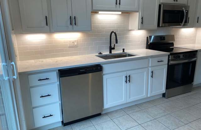 Avon -Townhouse 2 bedrooms 1.5 Baths Gallery 4