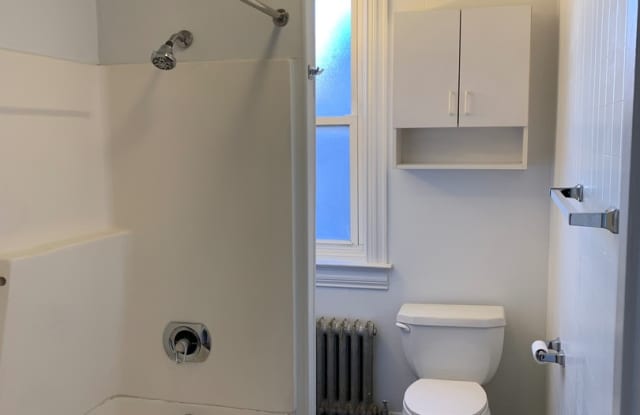 Spacious 3 bedroom in the East End of York City with Parking Gallery 4