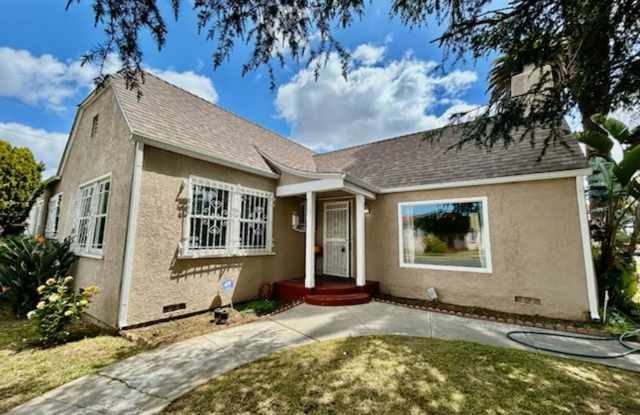 Charming 2-Bedroom Home in Prime Los Angeles Location! Move In Special - $500.00 Off First Months Rent! photos photos