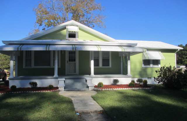 Beautiful 3 bedroom, 2 bath house on a large corner lot. photos photos