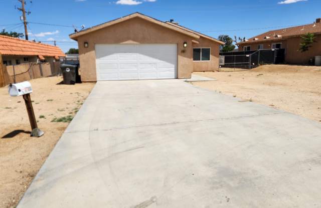 3 bedroom 2 bathroom close to shops and public transportation Gallery 1