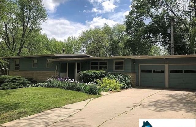 5745 L St - 5745 L Street, Lincoln, NE 68510
