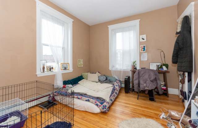 Huge 5 bed in Allston Gallery 4