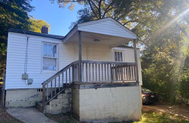 Three Bedroom Close to Downtown! Gallery 1