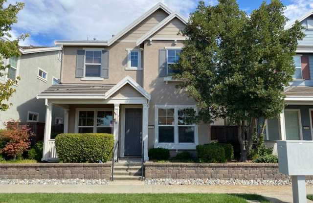 Cute Roseville home walking distance to Kitchen 747! photos photos