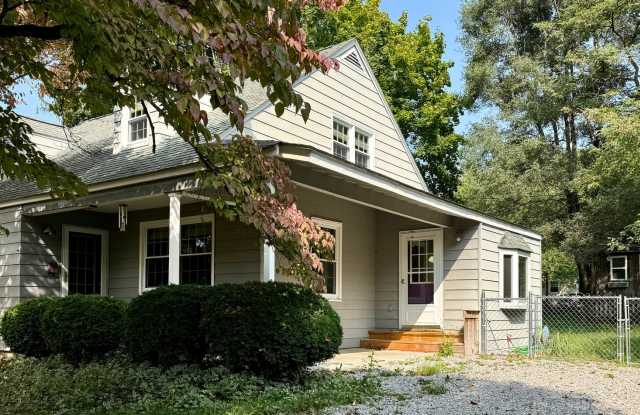 Quaint Cottage steps Away From VT Campus Gallery 3