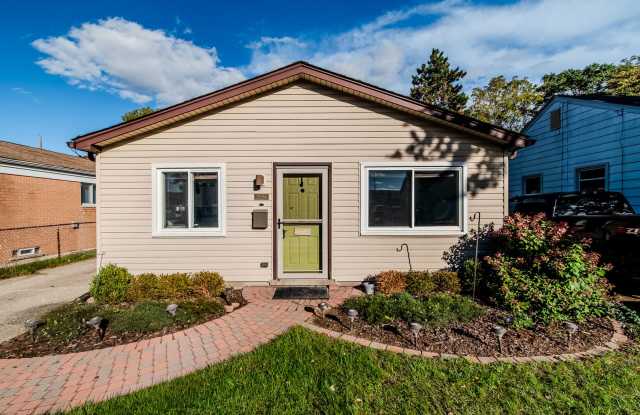 Charming 3-Bedroom, 1-Bathroom, Full Equipped Kitchen, Washer-Dryer included, and 2-Car Garage Gallery 1