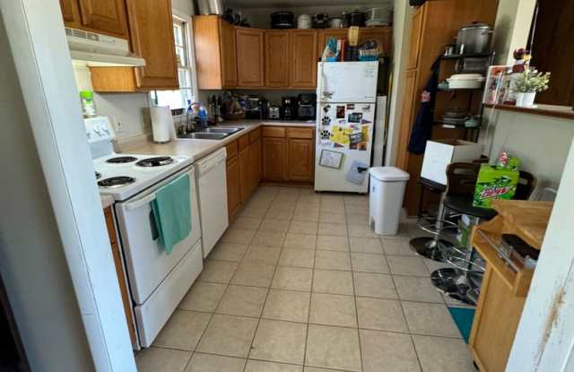 3 bedroom/2 bathroom house near KU Gallery 4