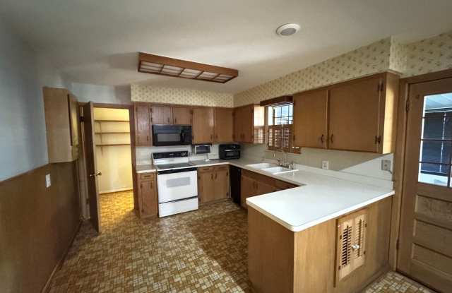 Spacious Central Waco Home Gallery 3