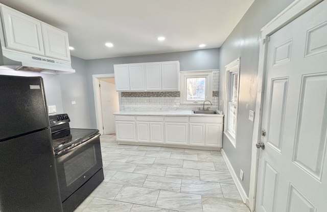 Spacious 4bd Home | 1st Floor Laundry Room | Hardwood Floors photos photos