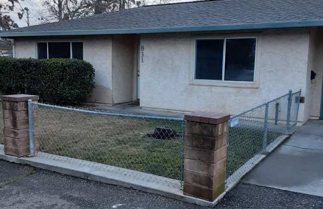 831 Oak St - 831 Oak Street, Red Bluff, CA 96080