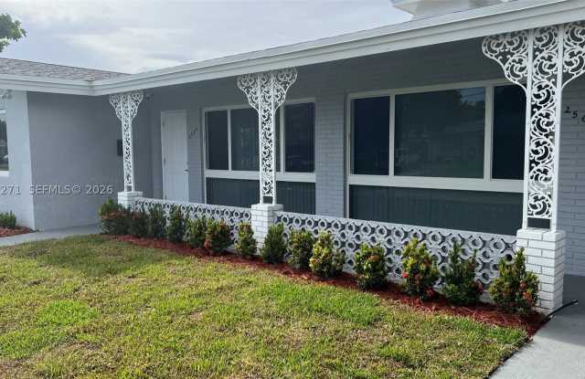 2561 NE 10th Ct Gallery 1