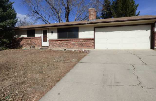 Adorable 3 bedroom, 1 bath in Longmont Estates, fenced back yard, 2 car garage - 40 University Drive, Longmont, CO 80503