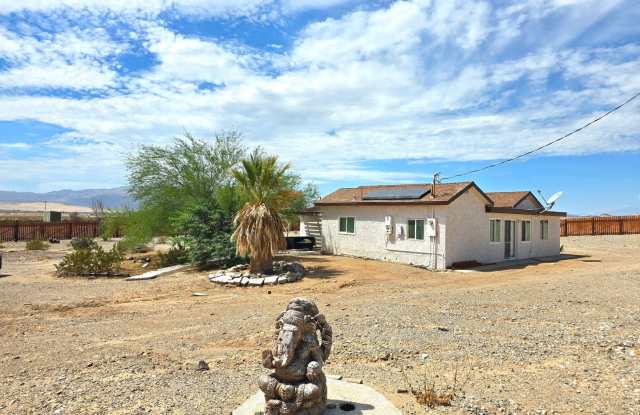 Beautiful Family Home & Tiny Home INDLUDED! Gallery 3