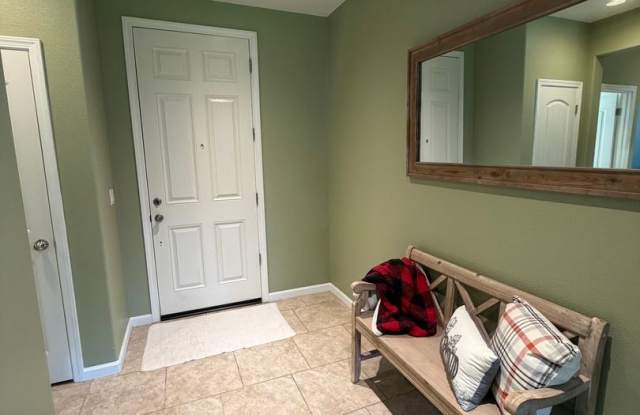 Adorable 3 Bedroom, 2 Bathroom Home in a Quiet North Hanford Neighborhood Gallery 4